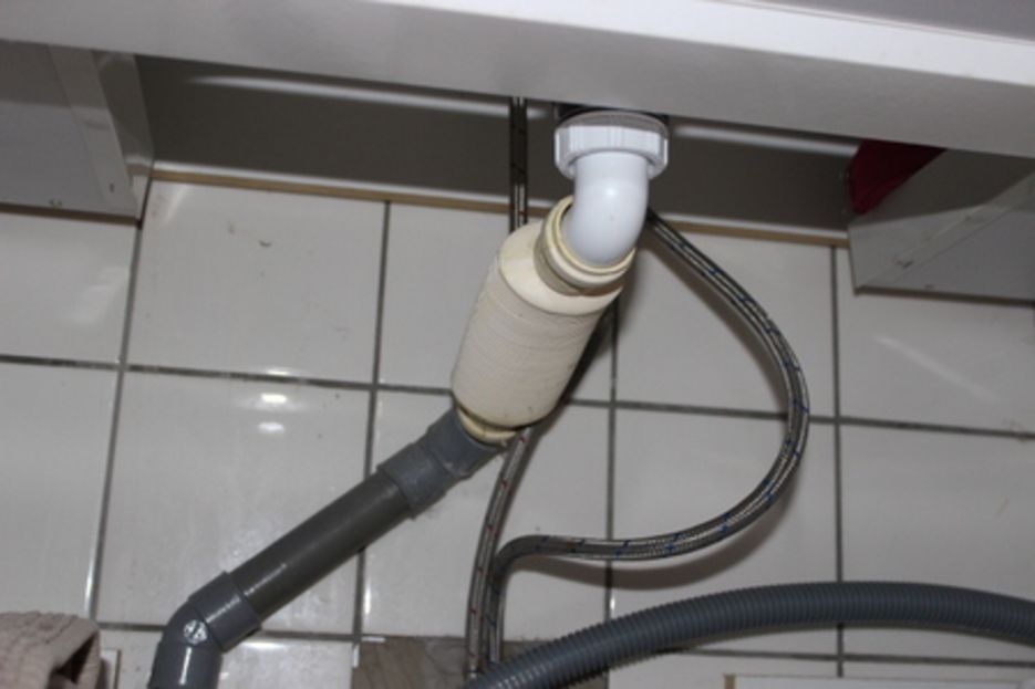 11. Thonon les Bains : Malfaçon sur pose de siphon sous évier 11. Thonon les Bains : Malfaçon sur pose de siphon sous évier