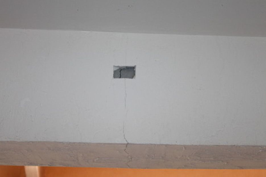 2. Pouilly : mouvements sur poutre béton intérieur 2. Pouilly : mouvements sur poutre béton intérieur