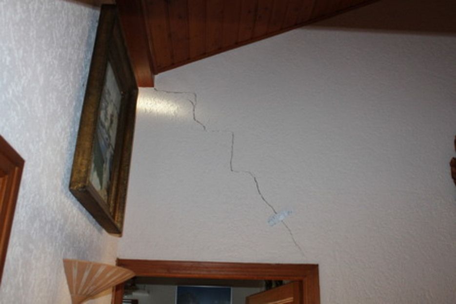 9. Genève : Fissuration intérieur avec pose de témoins d'écartement 9. Genève : Fissuration intérieur avec pose de témoins d'écartement